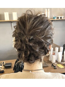 ヴェレ(vere) ルーズツイストパーティーアレンジ