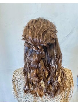 ジューム(Jeum) ワンポイントがアクセントに☆ゆるふわ編みおろしハーフアップ