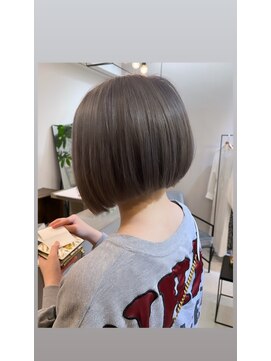 ジエクト ヴィシア(The Ect VIXIA) 大人可愛い前下がりボブくすみカラーグレージュ