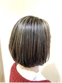大人ショートボブ 白髪ぼかしハイライトカラー