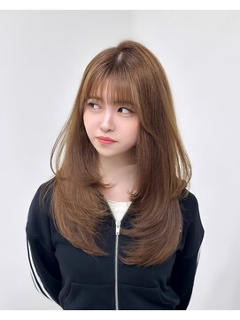 ロムーク 表参道(LOMKH) ミディアムレイヤーロングレイヤーカット顔周りオリーブベージュ