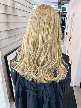 ジゼル 博多筑紫口店(GiseL) ロング レイヤーカット ハイトーンカラー ミルクティーベージュ