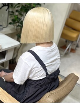 カリーナ(CARINA) ホワイトブロンド/ハイトーン