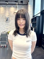 エン(YENN)&nbsp;柔らかく揺れるレイヤーミディ×透明感ダークグレージュ