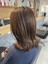 白髪をデザインに♪ハイライトを入れることでより自然な仕上がりに！