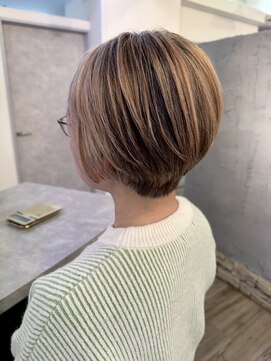 ヴィサージュバスク(VISAGE ba.s.k) シルエット職人による上品ショート◎白髪を活かして柔らかカラー