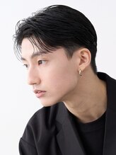 ビジネスマンスタイルも、ニュアンスパーマをかけることでまとまりが出て清潔感のある仕上がりに◎[メンズ]