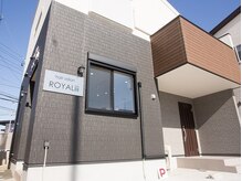 ロイヤルスリー(ROYALiii)の雰囲気（お店外観です。店舗横に２台駐車場あります。）