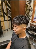 ミドルハイスキンフェード スペイン風癖毛バング