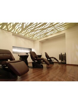 【6パターンのヘッドスパが大好評】調光された半個室風空間は「落ち着ける」との高評価多数のサロン