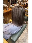 ミディアムヘアブリーチカラーシャドウルーツシルバーグレージュ