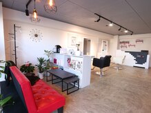 hair brand RELOOP【ヘアブランドリループ】の雰囲気(待合スペース。ゆったりおくつろぎ頂ける店内です♪)