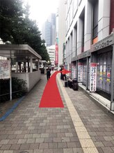 横断歩道を左方向に進んでいただくと、少し先に三菱東京UFJ銀行の、看板が見えます！