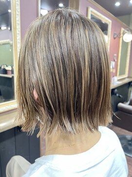 キタロウ (kitaro) 切りっぱなしボブ×ハイライト