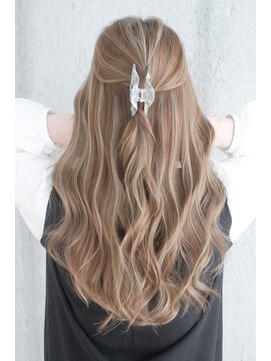 マリアナ(Mariana) ハイライトショートヘアレイヤーカットダブルカラー