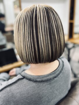 キャンディマーケット(Candy Market) ブロンド×ダークで魅せるアンブレラボブ