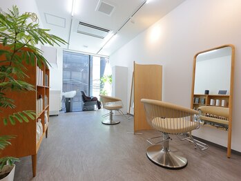 白髪ぼかしハイライト特化サロン　日々/Hibi 難波・心斎橋【ヒビ】の写真/白髪やエイジングの悩みも、周りを気にせず相談♪完全マンツーマンで大人女性に応えるプライベートサロン。
