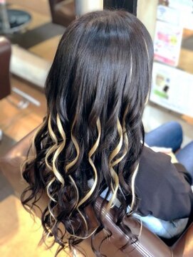 トゥエンティーフォー 泉大津店(24) 最新エクステで金髪メッシュ