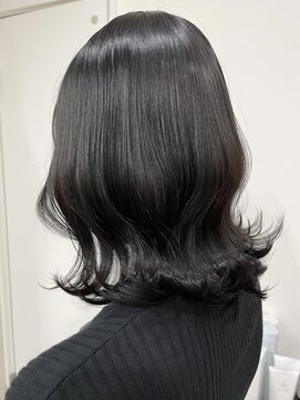 アトレ(attrait) ☆*黒染め無しブラックグレージュ×外はねミディ*☆