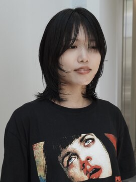 シアン(SYAN) ウルフレイヤー/ミディアム/ロブ/黒髪