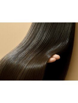 縮毛矯正を徐々に卒業へ。カラーエステで根本改善。エイジング毛もうねりが収まり扱いやすいツヤ髪に変化