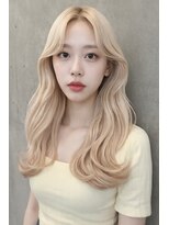 テラス トヨタ(Telasu Toyota)&nbsp;ホワイトベージュブロンドカラー/ブリーチとレイヤーカット