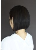 クールノーブルな前下がりボブ
