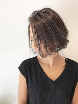 ナナバイロッカ(nana by rocca) 前下りショート/かきあげ前髪の前下がりボブの昼下がりママ