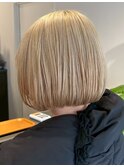 ホワイトグレージュぱつっと感が可愛いミニボブ×ミルクティーベ