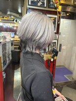 グリッツ (GLITZ)&nbsp;ブリーチカラーハイトーンシルバーアンド黒裾カラーウルフカット