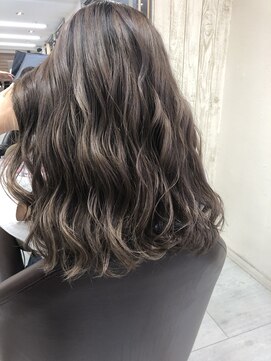 ノア(NOA by KENJE) バレイヤージュ ピンクベージュ .