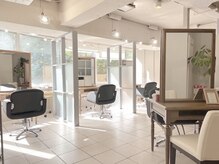 サロン ド ビカ(Salon de bika)の雰囲気（明るい店内、半個室でリラックスした時間をお過ごしください☆）