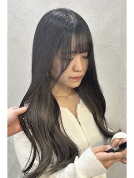 サロンドクオリア(Salon de Qualia) イヤリングシルバー/インナーカラー/シルバーヘア