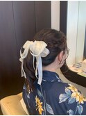 揺れるリボンがフェミニンな魅力をアップ◎編み込み×コテ巻き