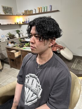 シラス(SiLasu) 波巻きパーマ×センターパート