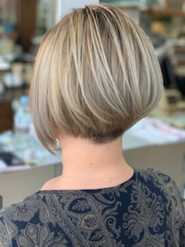 プラグ(Plug) 前下がりショートボブ似合わせカット首元スッキリ30代40代50代