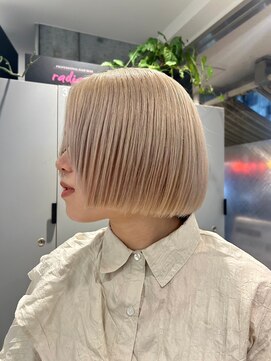 アース 高円寺店(HAIR & MAKE EARTH) ホワイトベージュ×ミニボブ 【@mppp_32485】
