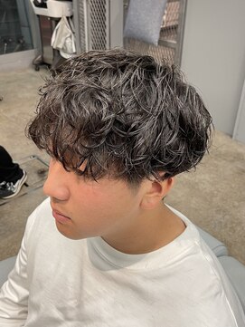 ノイセル 西本町(Noisyle) ブルーブラックフェザーパーマ刈り上げセンターパートy