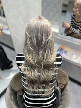 ジーナ 名駅(XENA.) 《XENA/YURI42》ホワイトシルバー/シルバーカラー/ハイトーン