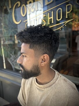 フォーコーナーズ(Four Corners) テーパーフェード/スキンフェード/バーバー/刈り上げ