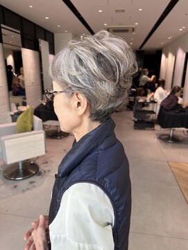 ステア ケース(stair case) マダムショート　ハイライト　ローライト　白髪活かし