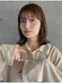 ミディアムレイヤーくびれヘアヘーゼルグレージュラウンドバング