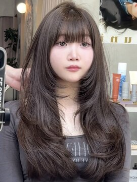 ユニ 原宿(uni) 韓国ヘアロングレイヤーカットオリーブベージュ顔周りカット原宿