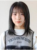 毛先内巻きワンカールで動きのある暗髪ロブ