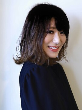 暗髪グラデ×外ハネミディ