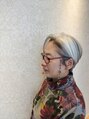アンドット(AN.) グレイヘアは明るい色のメイクやアクセサリーがよく似合います。