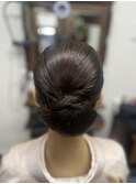 タイトに下目にまとめたアップスタイル