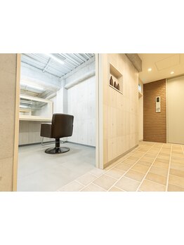 新宿南口徒歩3分◆上質なプライベート空間でゆったりと♪周りを気にせずくつろげる個室サロン！[新宿駅]