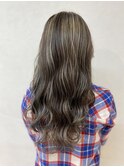 レイヤーロング　グレーベージュ　大人っぽいハイライトカラー！