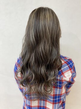 リア(Lia by KENJE) レイヤーロング　グレーベージュ　大人っぽいハイライトカラー！